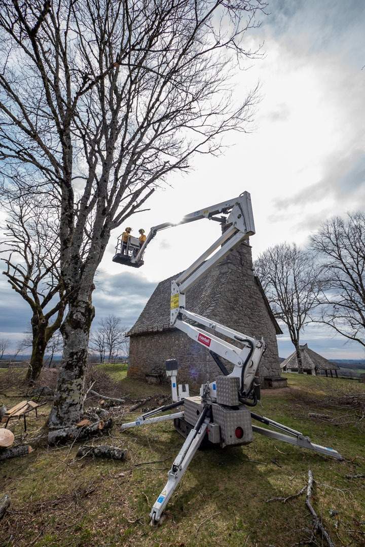 Equipement d'elaguage en hauteur déployé Ytrac